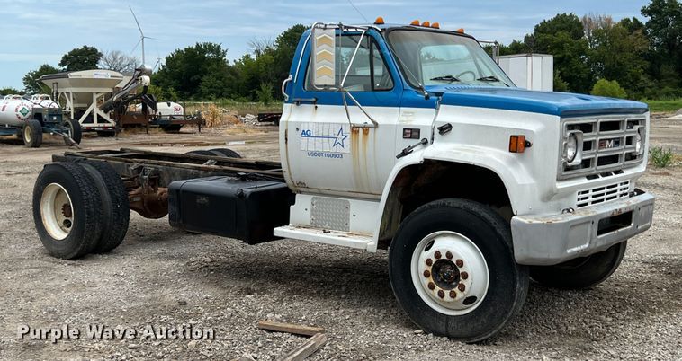 image for item JX9395 1987 GMC 7000  truck cab and chassis