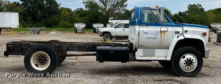 image for item JX9395 1987 GMC 7000  truck cab and chassis