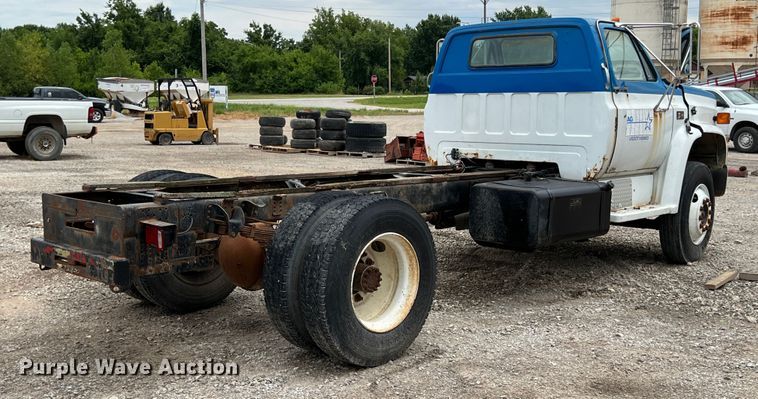 image for item JX9395 1987 GMC 7000  truck cab and chassis