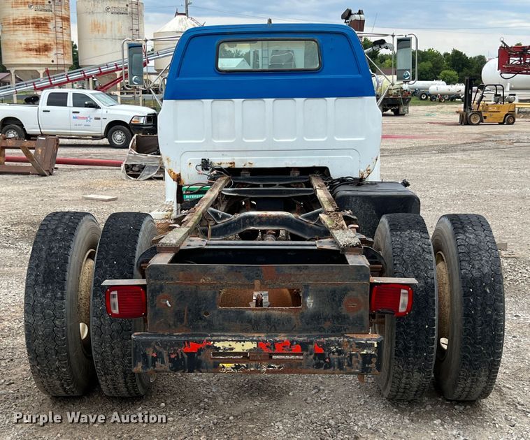 image for item JX9395 1987 GMC 7000  truck cab and chassis