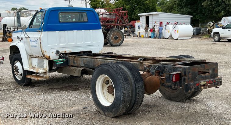 image for item JX9395 1987 GMC 7000  truck cab and chassis