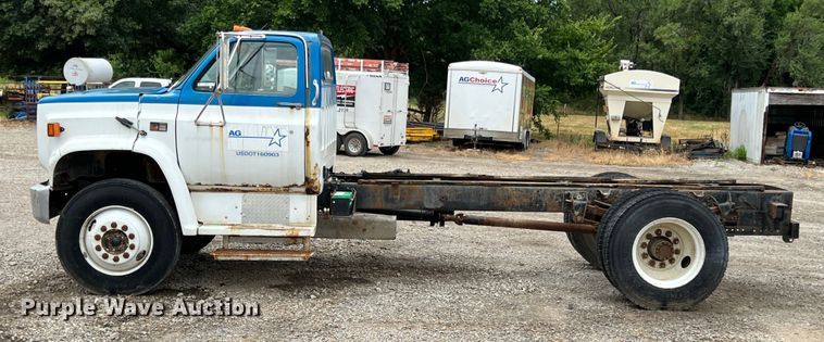 image for item JX9395 1987 GMC 7000  truck cab and chassis