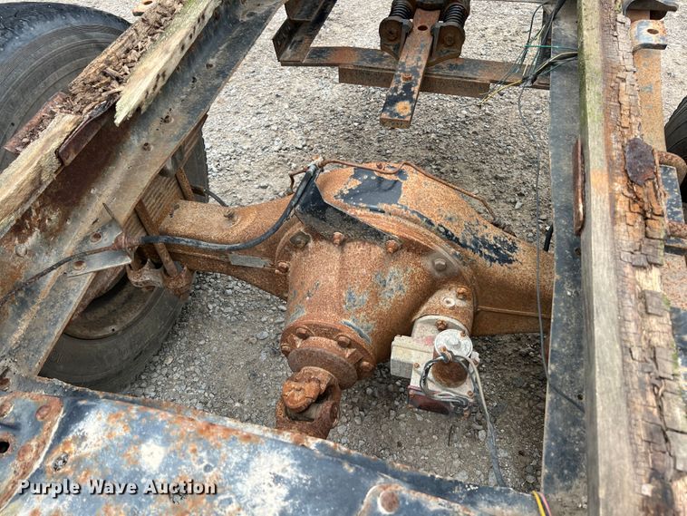 image for item JX9395 1987 GMC 7000  truck cab and chassis