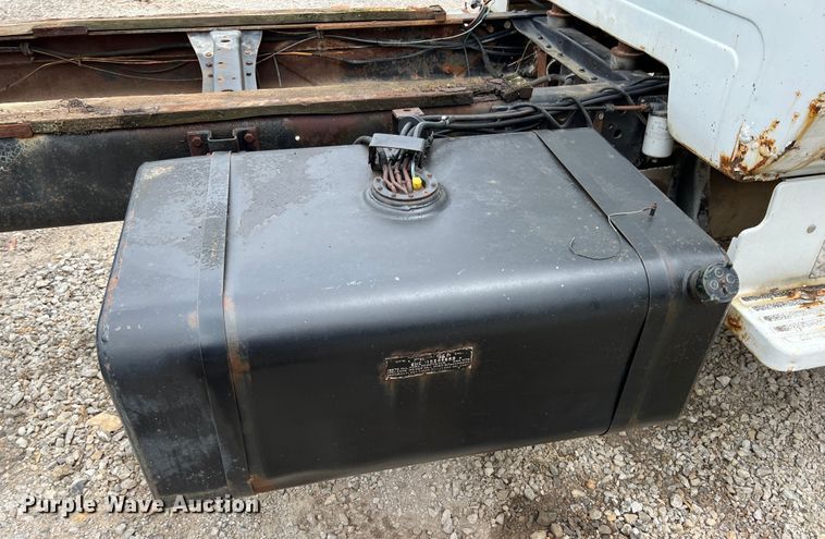 image for item JX9395 1987 GMC 7000  truck cab and chassis