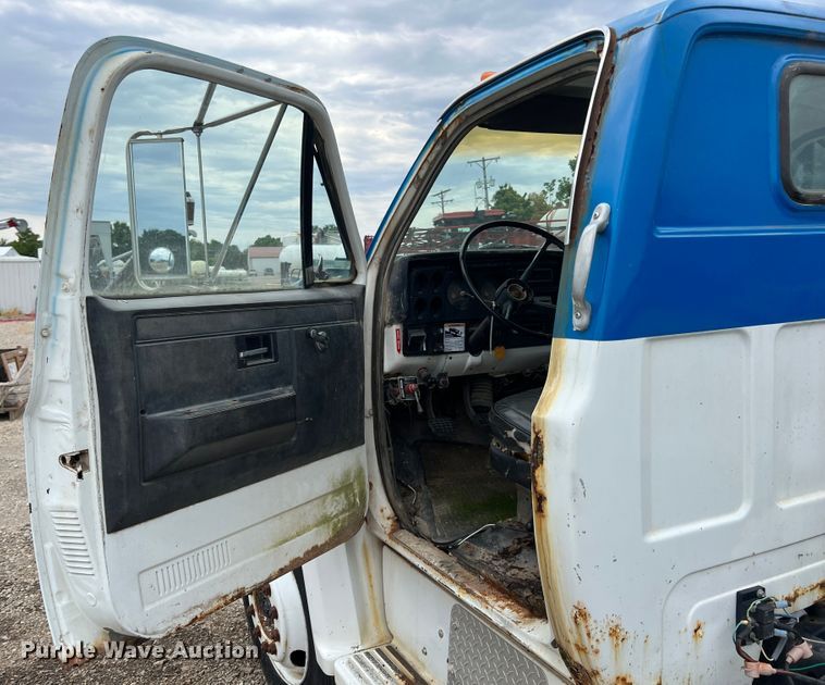 image for item JX9395 1987 GMC 7000  truck cab and chassis