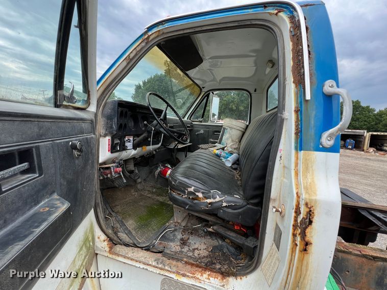 image for item JX9395 1987 GMC 7000  truck cab and chassis