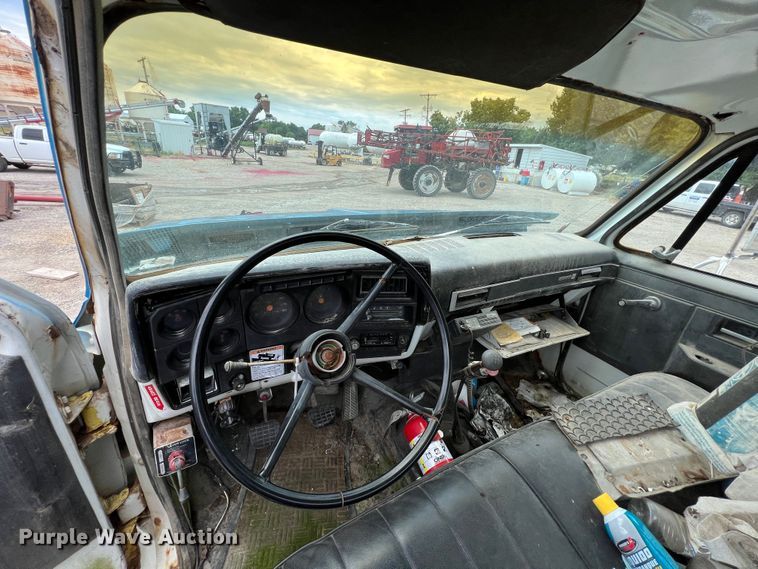 image for item JX9395 1987 GMC 7000  truck cab and chassis