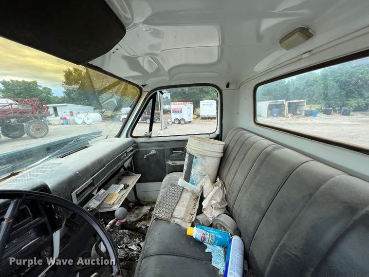 image for item JX9395 1987 GMC 7000  truck cab and chassis