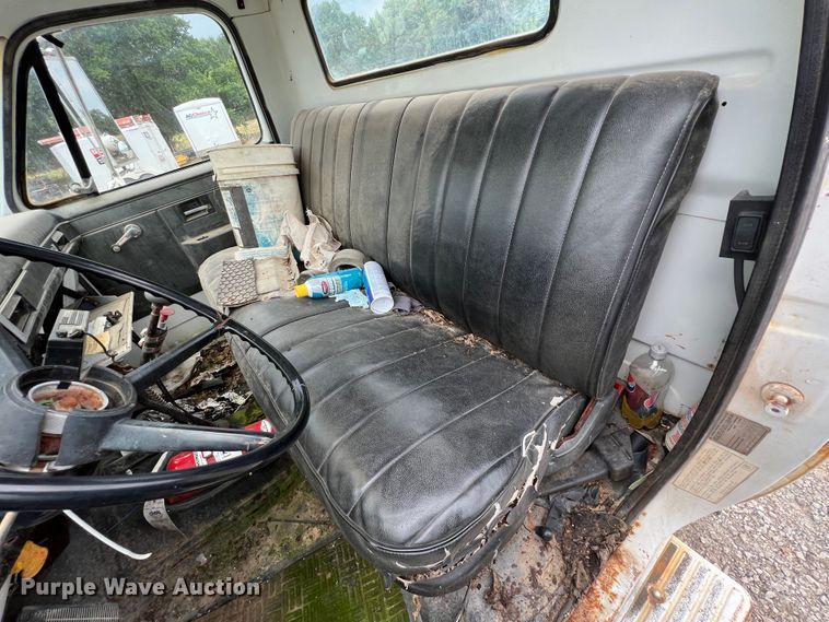 image for item JX9395 1987 GMC 7000  truck cab and chassis