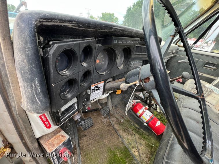 image for item JX9395 1987 GMC 7000  truck cab and chassis