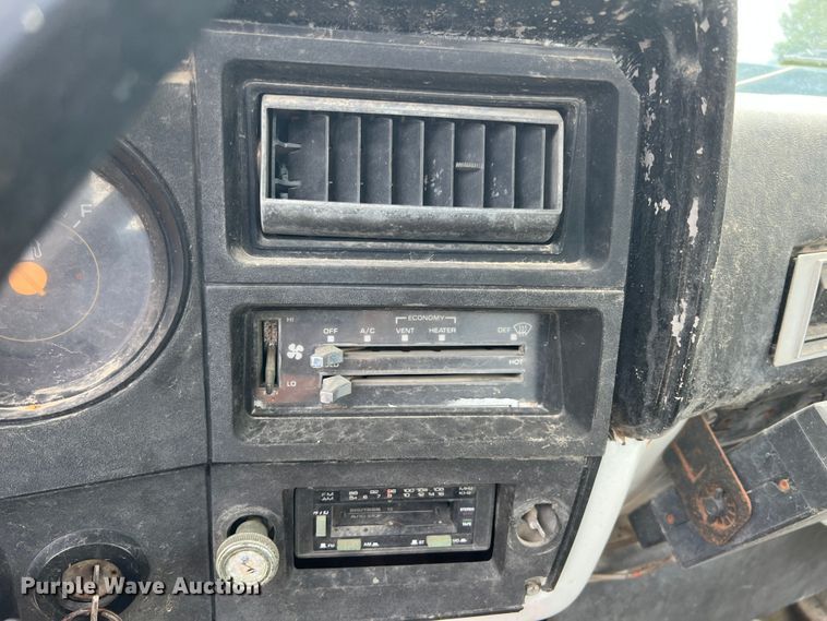 image for item JX9395 1987 GMC 7000  truck cab and chassis