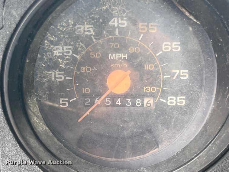 image for item JX9395 1987 GMC 7000  truck cab and chassis