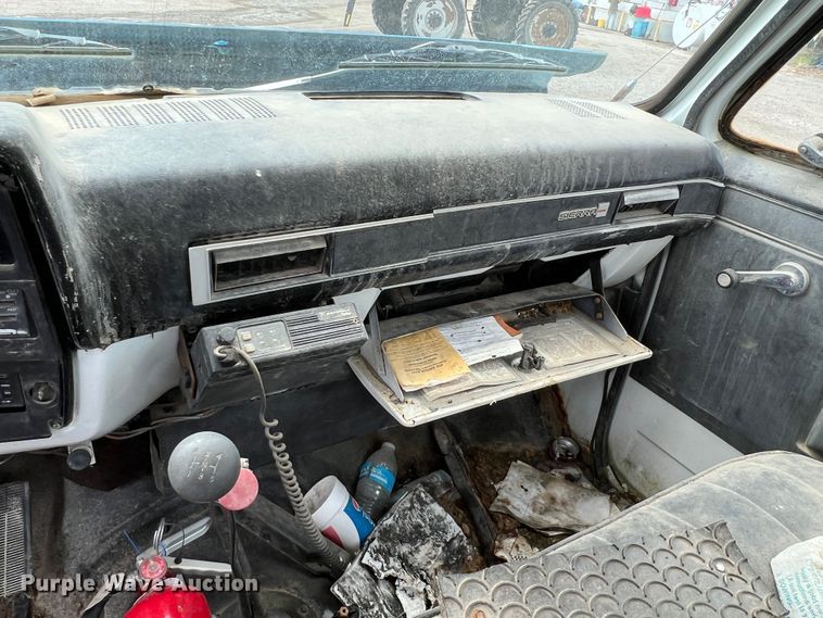 image for item JX9395 1987 GMC 7000  truck cab and chassis