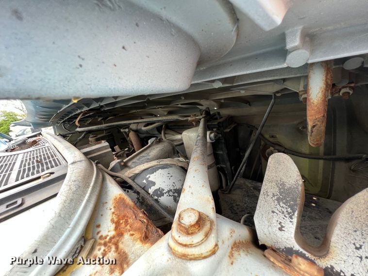 image for item JX9395 1987 GMC 7000  truck cab and chassis