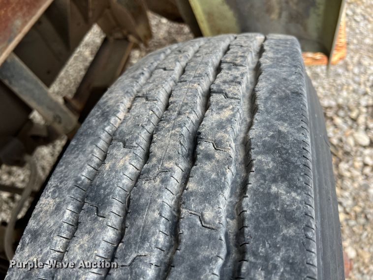 image for item JX9395 1987 GMC 7000  truck cab and chassis