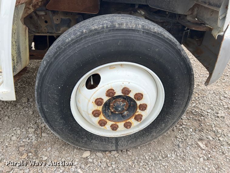 image for item JX9395 1987 GMC 7000  truck cab and chassis