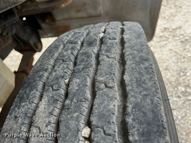 image for item JX9395 1987 GMC 7000  truck cab and chassis