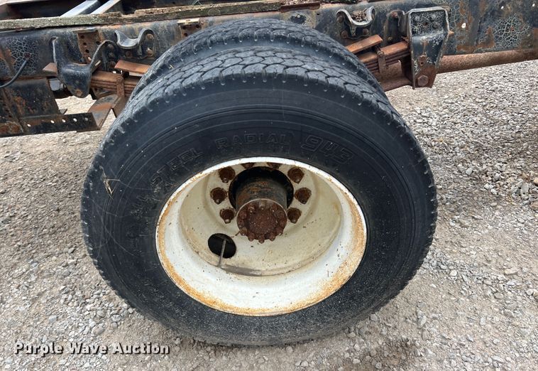 image for item JX9395 1987 GMC 7000  truck cab and chassis