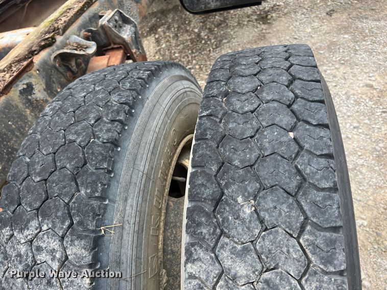 image for item JX9395 1987 GMC 7000  truck cab and chassis