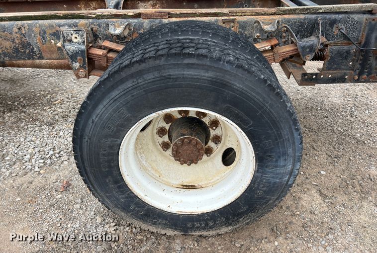 image for item JX9395 1987 GMC 7000  truck cab and chassis