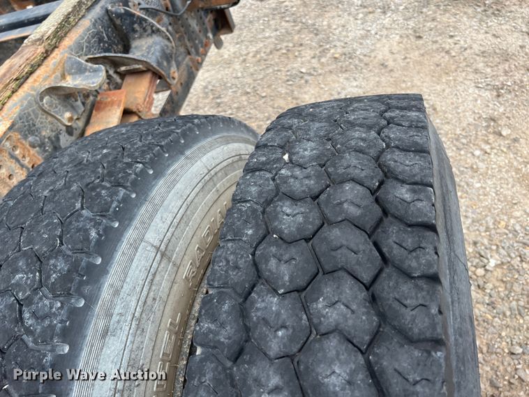 image for item JX9395 1987 GMC 7000  truck cab and chassis