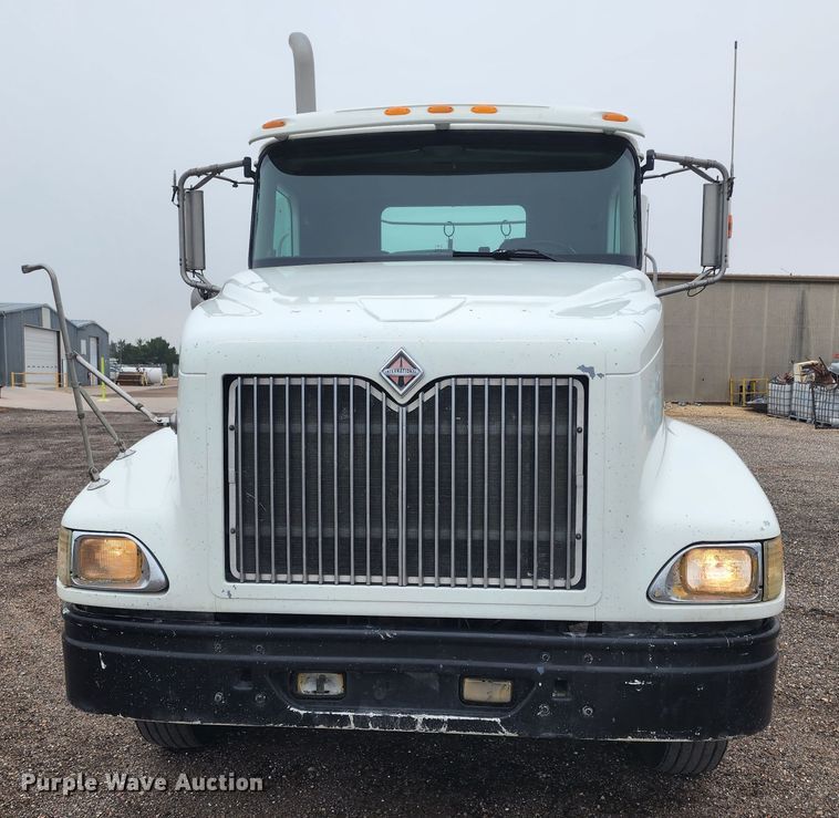 image for item KC9451 2002 International 9400i  semi truck