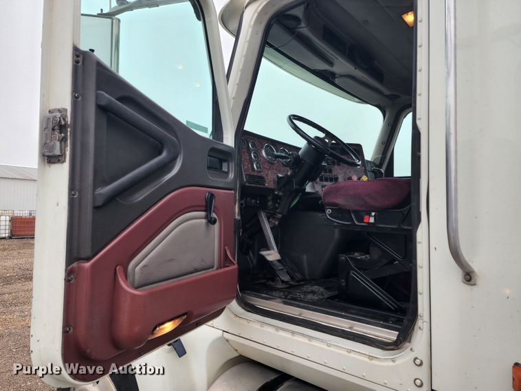 image for item KC9451 2002 International 9400i  semi truck