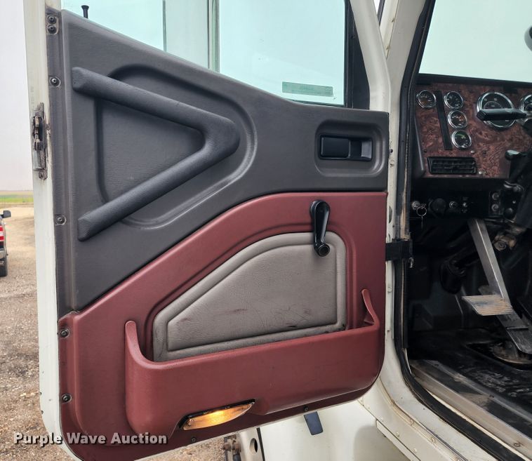 image for item KC9451 2002 International 9400i  semi truck