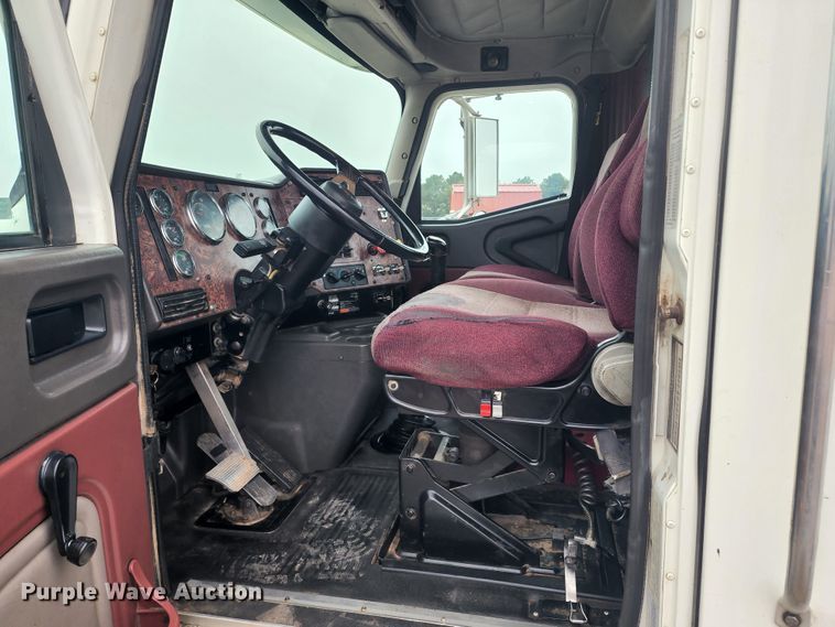 image for item KC9451 2002 International 9400i  semi truck