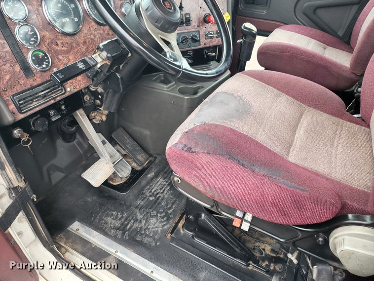 image for item KC9451 2002 International 9400i  semi truck