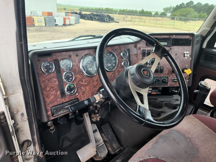 image for item KC9451 2002 International 9400i  semi truck