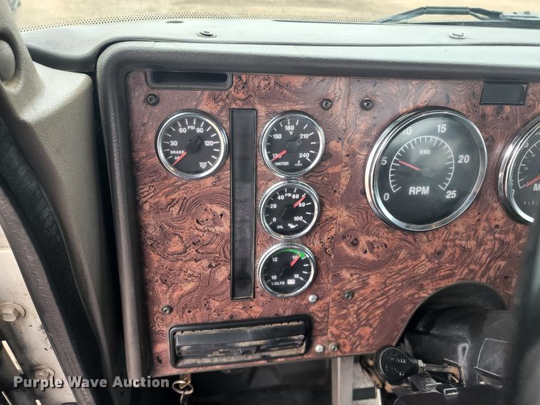 image for item KC9451 2002 International 9400i  semi truck