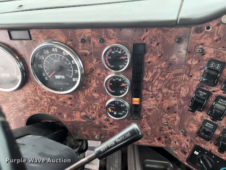 image for item KC9451 2002 International 9400i  semi truck