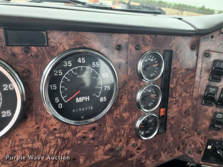 image for item KC9451 2002 International 9400i  semi truck