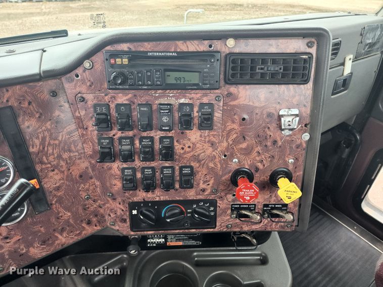 image for item KC9451 2002 International 9400i  semi truck