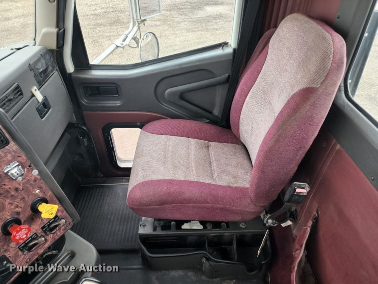 image for item KC9451 2002 International 9400i  semi truck