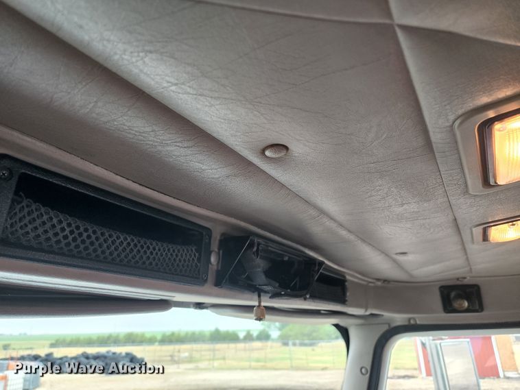 image for item KC9451 2002 International 9400i  semi truck