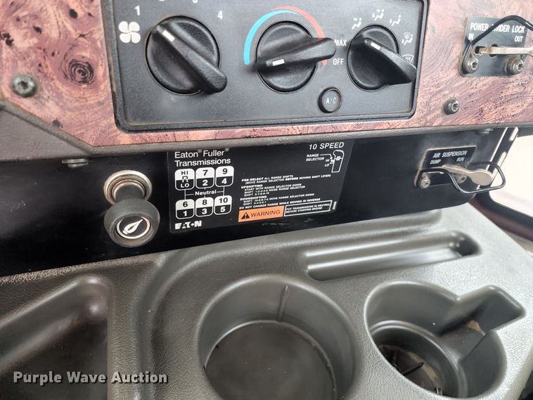 image for item KC9451 2002 International 9400i  semi truck