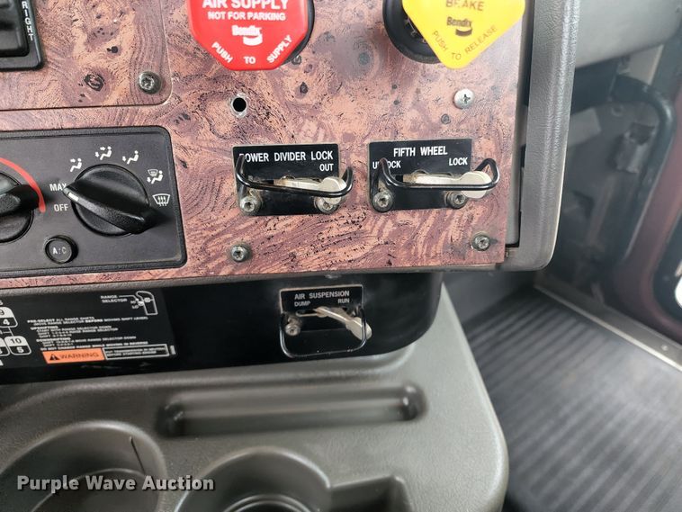 image for item KC9451 2002 International 9400i  semi truck