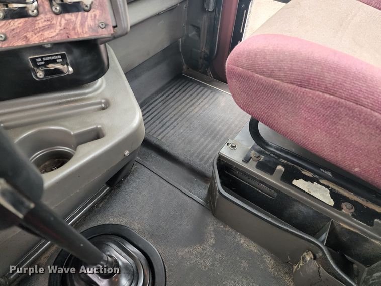 image for item KC9451 2002 International 9400i  semi truck