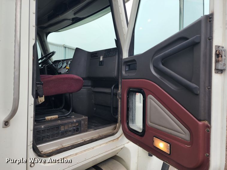 image for item KC9451 2002 International 9400i  semi truck