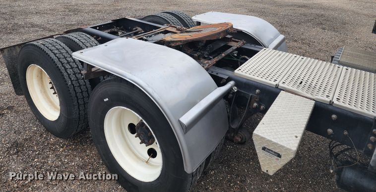 image for item KC9451 2002 International 9400i  semi truck