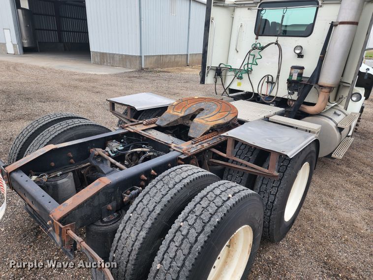 image for item KC9451 2002 International 9400i  semi truck