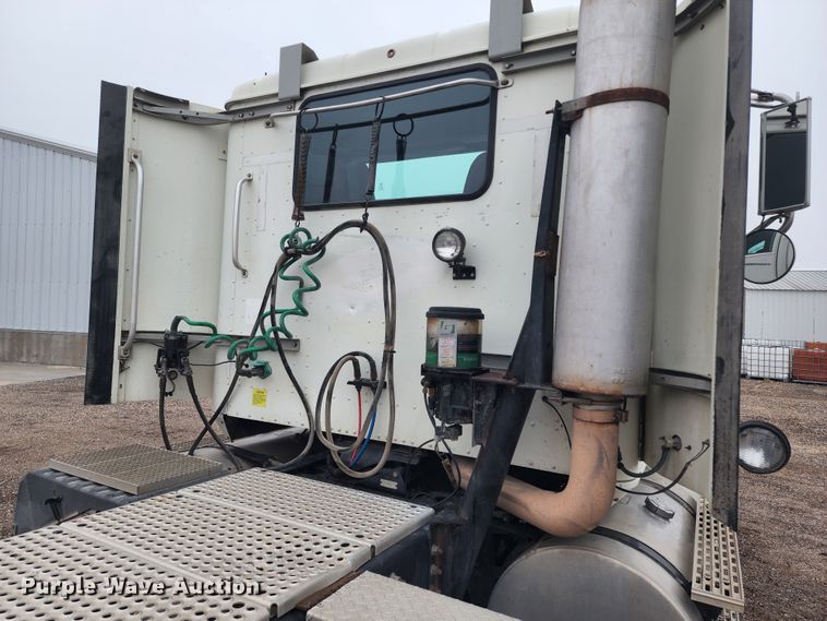 image for item KC9451 2002 International 9400i  semi truck