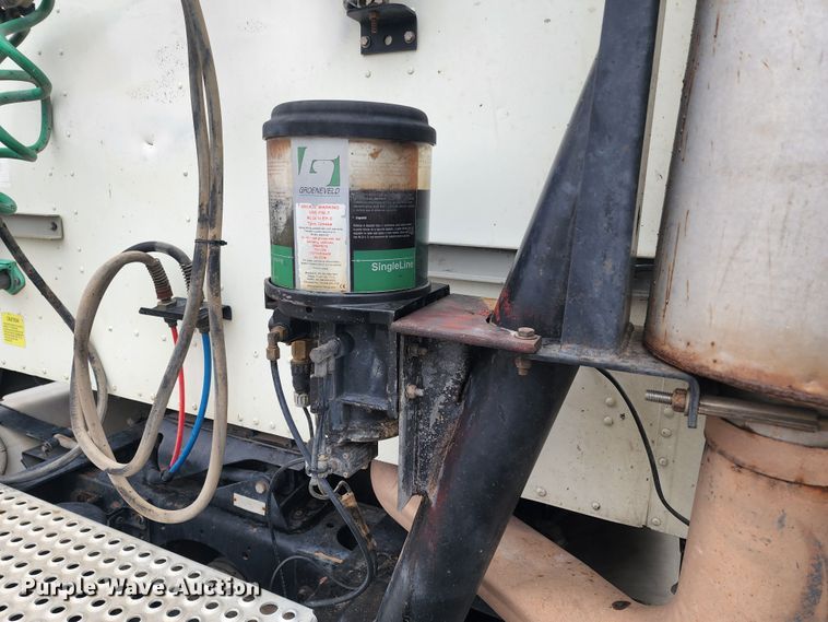 image for item KC9451 2002 International 9400i  semi truck