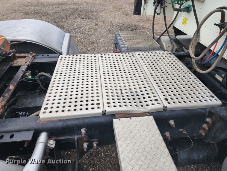 image for item KC9451 2002 International 9400i  semi truck