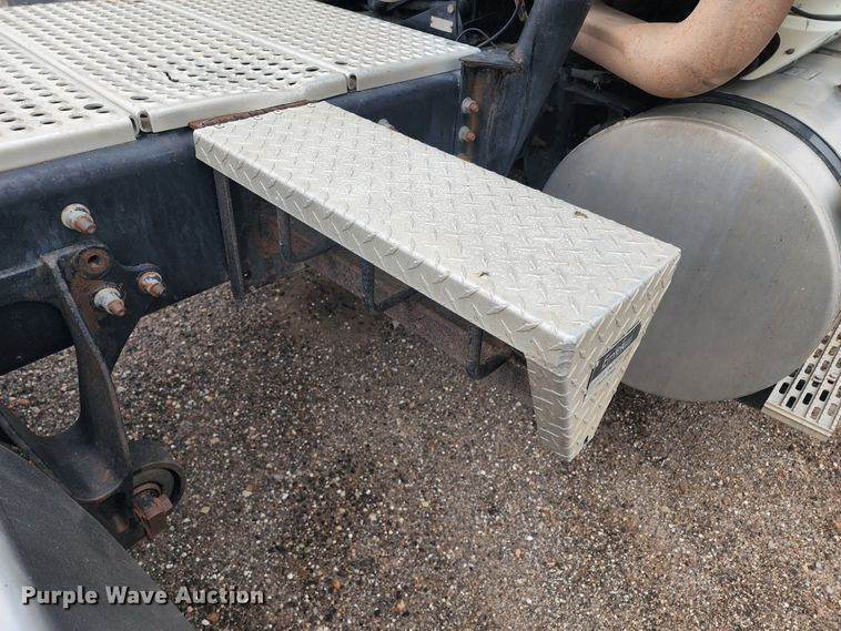 image for item KC9451 2002 International 9400i  semi truck