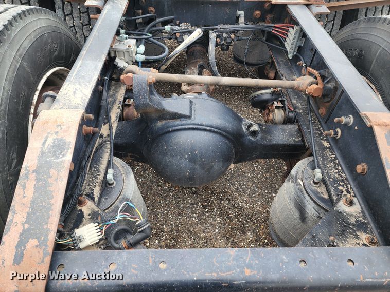 image for item KC9451 2002 International 9400i  semi truck