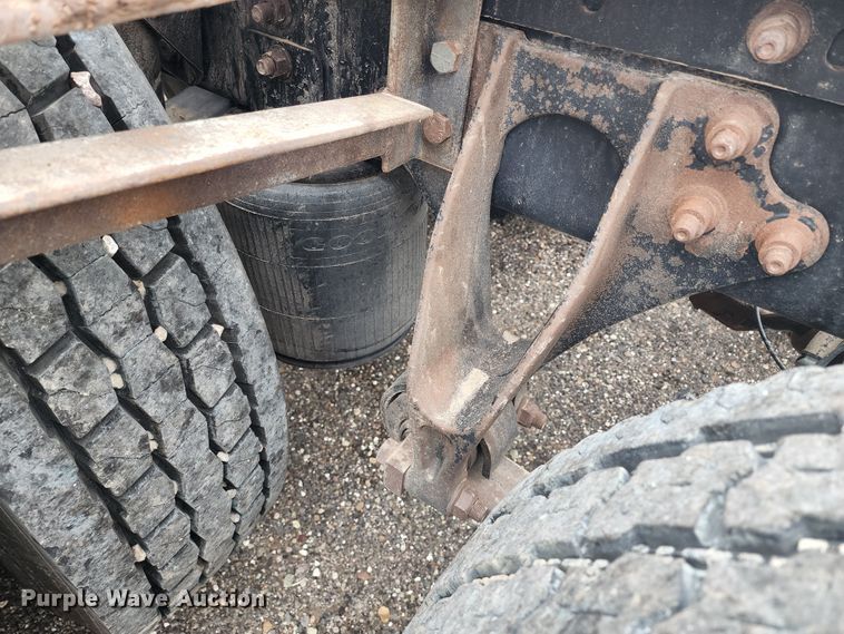 image for item KC9451 2002 International 9400i  semi truck