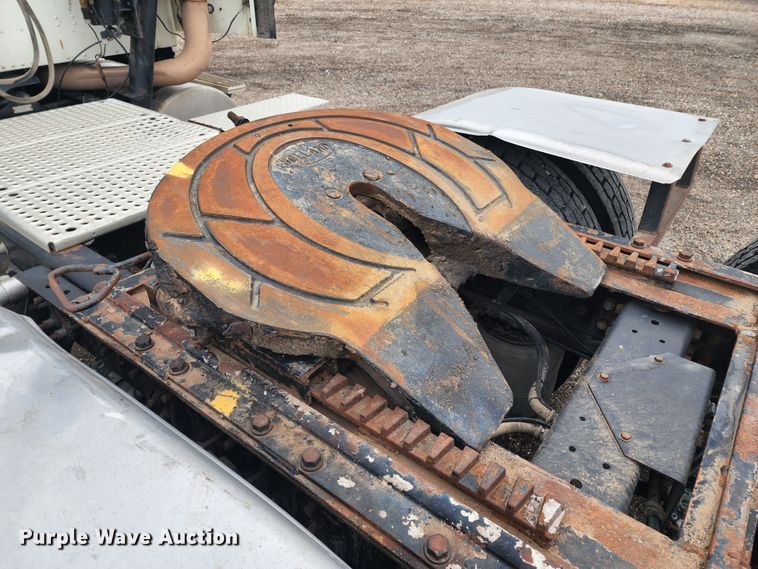 image for item KC9451 2002 International 9400i  semi truck